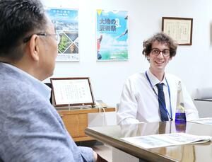 関口芳史市長に退任のあいさつをするマッテオさん(右)=十日町市役所