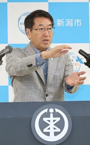 中原八一新潟市長の定例記者会見=7月18日、新潟市役所
