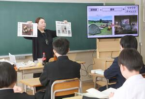 中学生の前で、仕事について話す割烹太田屋の女将本間陽子さん=見附市