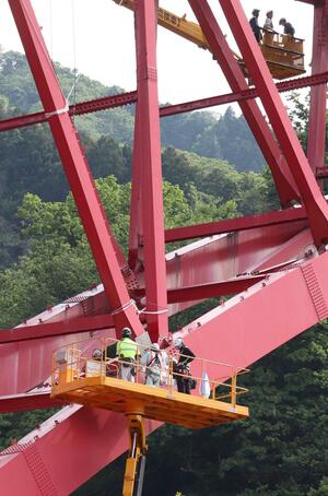 破断した部分で鋼板取り付け作業が行われた上輪橋=16日、柏崎市上輪