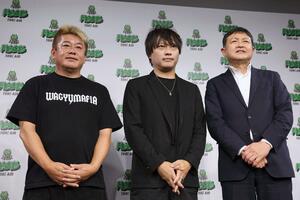 トキエアの事業戦略を発表した記者会見で記念撮影する右から長谷川政樹氏、和田直希氏、堀江貴文氏=6日、東京都港区