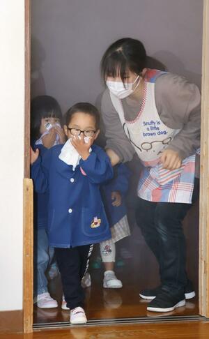 火事現場を再現した部屋で避難行動を学ぶ園児ら=小千谷市東栄2