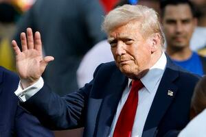 13日、米ニュージャージー州で、サッカーの試合を観戦するトランプ大統領(ゲッティ=共同)