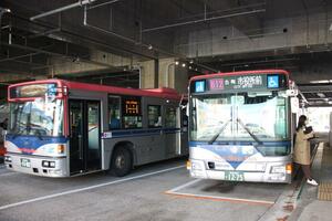 新潟駅1階のバスターミナル。便の大半が駅を始発・終点としていて南北直通の利点を生かせていない=新潟市中央区花園1