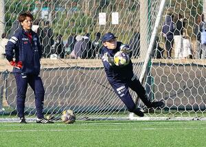 練習に励むＧＫ久野吹雪（中央）＝聖籠町