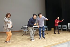 結成１０周年記念公演に向けて稽古に励む劇団撃ち合わせのメンバー＝佐渡市中原