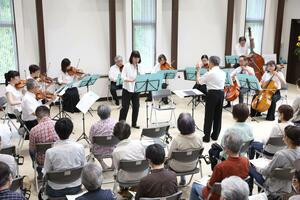 バイオリンやチェロなど弦楽器の演奏が披露されたコンサート＝２１日、長岡市小国町横沢