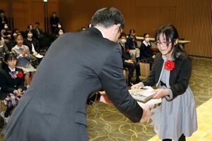 「いきいきわくわく科学賞2024」の表彰式。県知事賞の受賞者・阿部優さん(十日町西小4年)=12月21