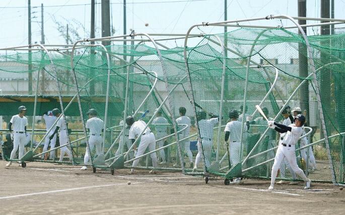 打撃練習する中越の選手たち＝７月２８日、長岡市