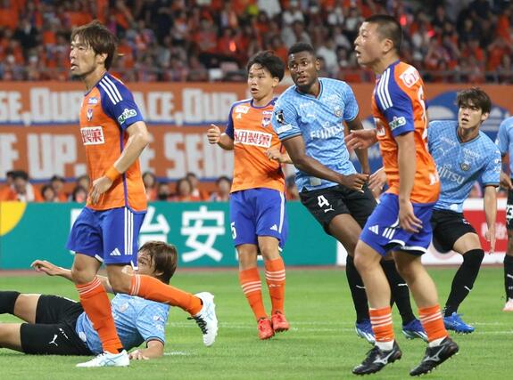 新潟-川崎 後半 DF藤原奏哉(中央)がシュートを決め1-1=ビッグスワン