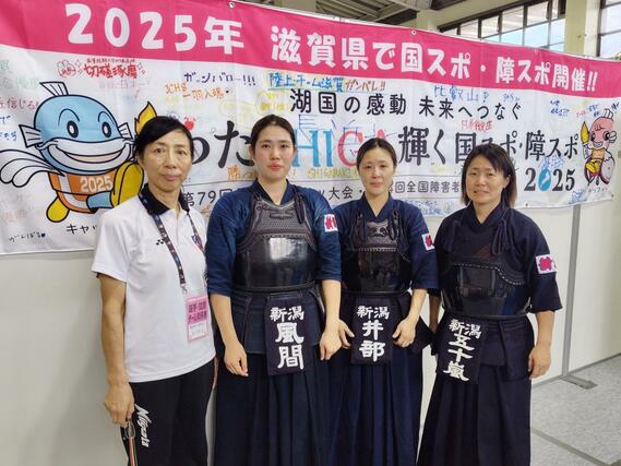 準々決勝では惜敗したが、８強入りした成年女子の選手ら＝滋賀県湖南市