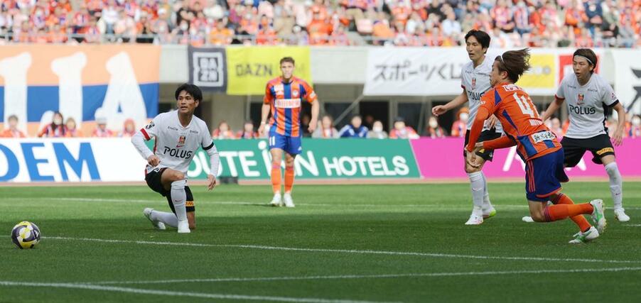 後半、MF長谷川元希(41)がこぼれ球に反応し先制=5月11日、デンカビッグスワン