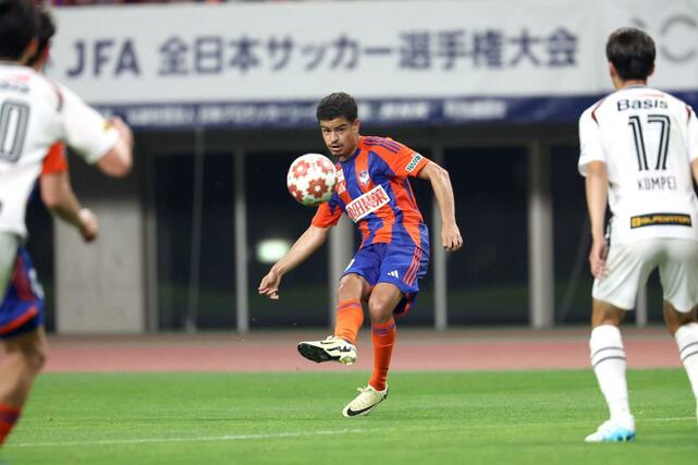 新潟-福山シティ 前半、FKを蹴るMFミゲルシルベイラ=ビッグスワン