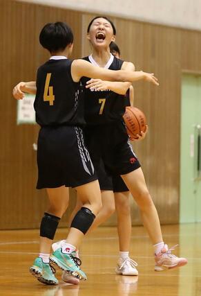 女子予選リーグ　就実－新潟清心女　勝利し喜ぶ新潟清心女の加地百花ら＝長岡市市民体育館