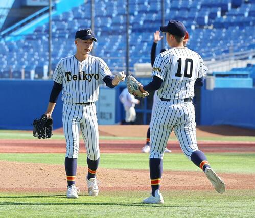 英明－帝京長岡　８回１死二塁、５－１とリードされ先発工藤壱朗（左）から渡部結貴に交代＝明治神宮野球場