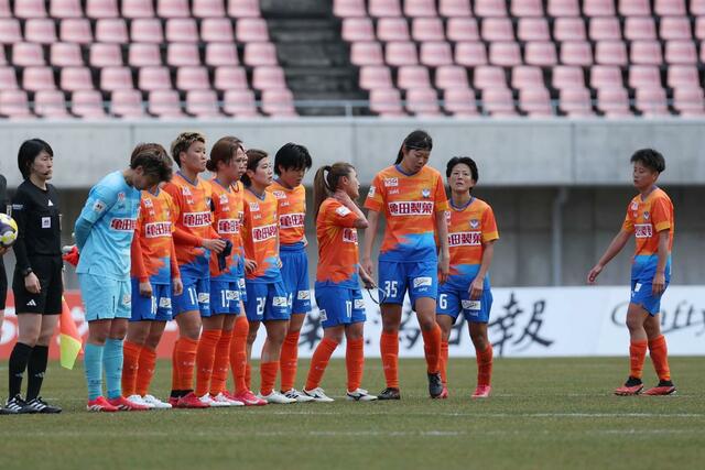 無得点で敗れ肩を落とす新潟Lの選手=デンカビッグスワン