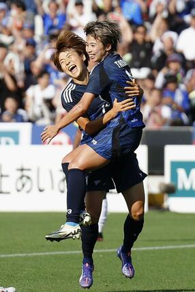 日本－ガーナ　後半、先制ゴールを決め、浜野（左）と抱き合い喜ぶ田中＝金沢ゴーゴーカレースタジアム