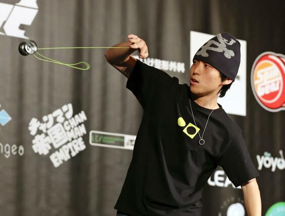 ヨーヨーコンテストで技を披露する出場者＝２０日、長岡市大手通１