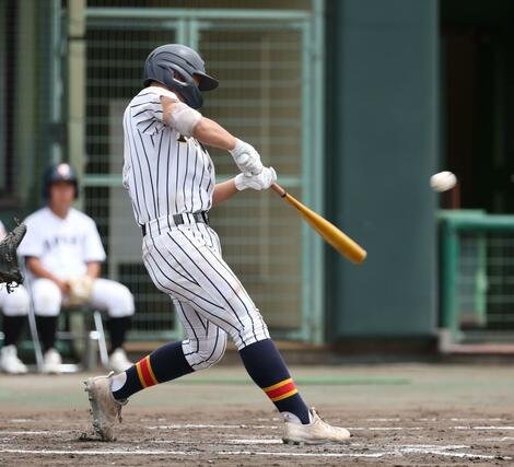 五泉－帝京長岡　３回帝京長岡２死三塁、有馬凛空が左前へ適時打を放ち１－０＝三条パール金属スタジアム