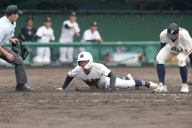 福井商－日本文理　８回１死満塁、守備の乱れをつき日本文理の三走渡部倖成が ヘッドスライディングで本塁生還。決勝点となる３点目をあげる＝高岡西部総合公園野球場