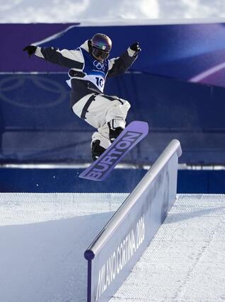 男子スロープスタイル決勝 滑走する長谷川帝勝=リビーニョ(共同)