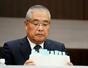 記者会見を終え、資料をまとめる三菱商事の中西勝也社長=27日午後、東京都千代田区