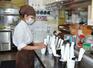 　飲食店で接客の準備をするタンダラインさん＝１４日、鹿児島県いちき串木野市
