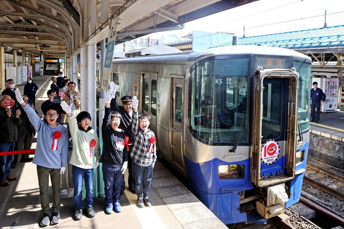 えちごトキめき鉄道（新潟県上越市）開業10周年！児童お見送り