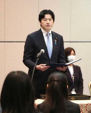 新任検事の辞令交付式で法相の訓示を代読する三谷英弘副大臣=30日午前、法務省