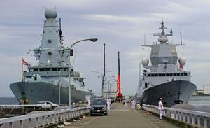 海上自衛隊横須賀基地に入港した英海軍駆逐艦ドーントレス(左)とノルウェー海軍フリゲート艦ロワール・アムンセン=12日午前