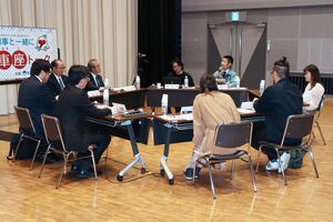 U・Iターンで移住した見附市民と花角知事が語り合った「車座トーク」=見附市昭和町2