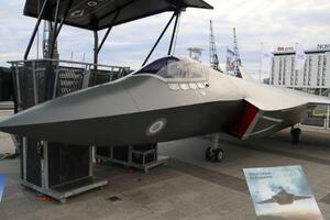 日本、英国、イタリアが共同開発する次期戦闘機の模型=2025年9月、ロンドン(共同)
