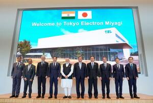 宮城県大和町の東京エレクトロンの工場を視察し記念写真に納まる石破首相(中央右)とインドのモディ首相(同左)ら=30日午後