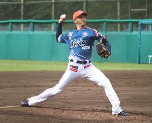 4回2/3を投げ、6失点した先発の薮田和樹=カーミニークフィールド