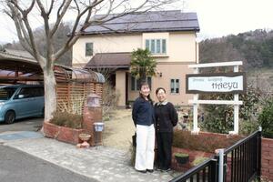 元自宅で民泊を始める星野英美子さん(右)と娘の阿部有佳子さん=弥彦村弥彦
