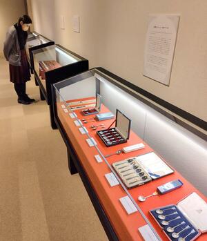 伊藤豊成さん、松浦靖さんが集めたスプーンの数々を紹介する企画展＝燕市大曲