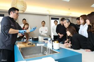 魚の下処理について学んだ釣り人たち=3月1日、長岡市寺泊上田町