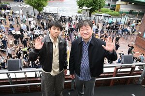 西武新宿駅でゲリラチラシ配り&街頭演説で映画『爆弾』(10月31日公開)をPRした山田裕貴、佐藤二朗