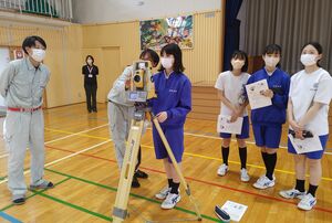 測量機器などの操作実習をする生徒=新発田市則清