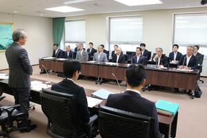 花角英世知事（左）に財政支援を要請する県厚生連病院が立地する６市長ら＝８月２３日、県庁