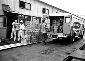 工場から商品をトラックに積み込む従業員=1960年代、東京都小平市