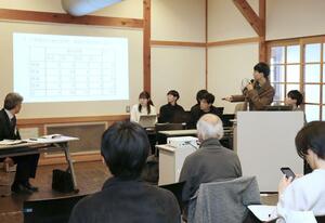 雁木についての調査結果を報告する新潟大の学生たち=3月21日、上越市本町6