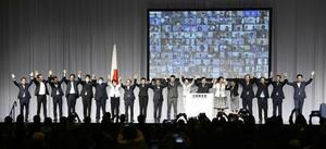 新「立憲民主党」の結党大会で手をつなぐ枝野代表(当時・右から7人目)ら=2020年9月15日、東京都内のホテル