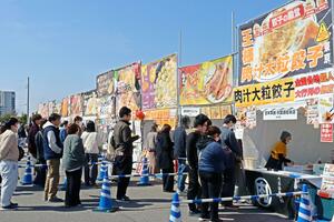全国各地のギョーザが味わえる「全日本ぎょうざ祭り」＝２０日、新潟市中央区万代島