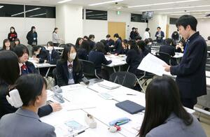 新潟県生徒会連盟の生徒たちが発足1周年を祝い、交流を深めた=新潟市中央区笹口1