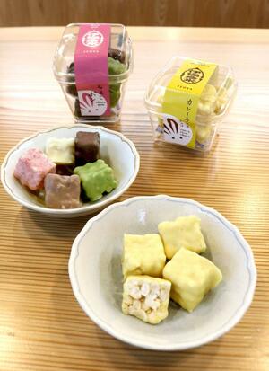 「カレーライスチョコ」(手前)と「ちょこポン」。カレーライスチョコは、スパイシーさの後に甘さが広がる独特の味わいだ=弥彦村弥彦