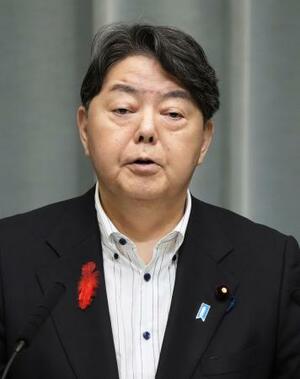 記者会見する林官房長官=6日午前、首相官邸