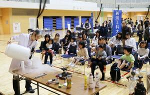 サイエンスフェスで実験を楽しむ親子連れら=刈羽村刈羽