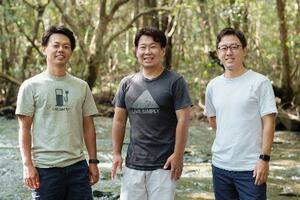 　自然電力を創業した３人。左が磯野謙さん＝鹿児島県屋久島町