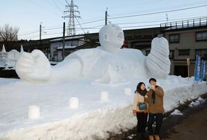 市民制作の多彩な雪像が展示された第75回十日町雪まつり=2月16日、十日町市本町7